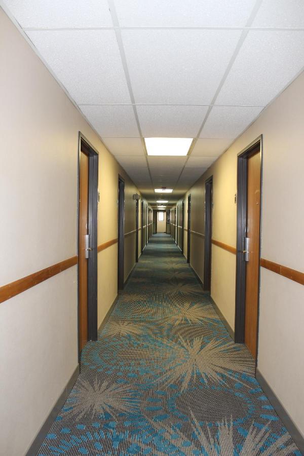 Reston Inn & Suites Spencer Екстер'єр фото