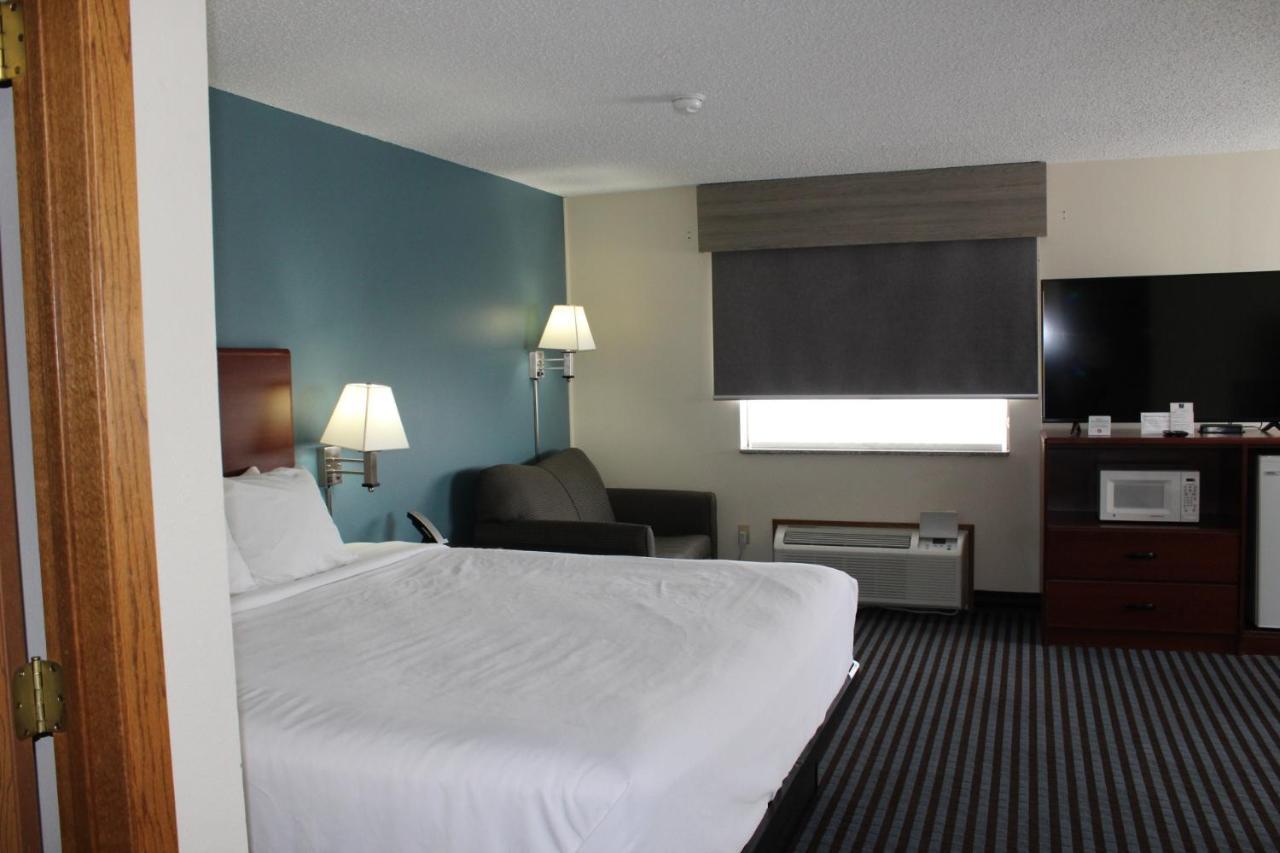 Reston Inn & Suites Spencer Екстер'єр фото